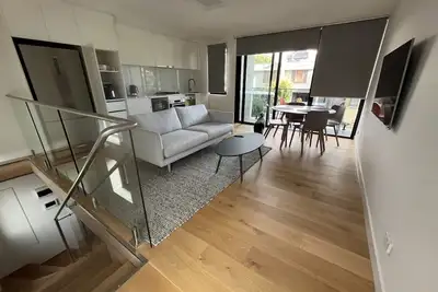 Image de Modern apartment 3 mins. walk to the Alfred Hospital.