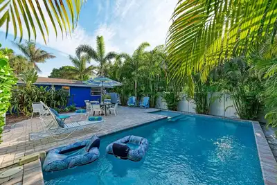 Image de Blue Pelican: Sparkling Pool, Patio Dining, Close to the Beach by Anna Maria Life Vacation Rentals