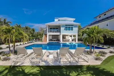 Image de The Willow Inn: Huge Pool, Game Room, One Block to Beach by Anna Maria Life Vacation Rentals