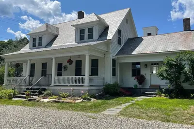 Image de Rural charm a mile from Berkshire East Ski Resort and 29 miles from Mt. Snow.