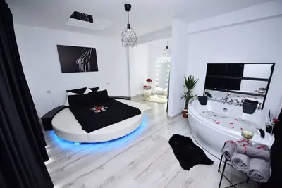 Image de Lux: Jacuzzi Semineu Pat Rotund Oglinda Tavan