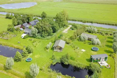 Image de Comfortably furnished safari tent in the Dutch countryside