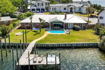 Image de Waterfront~ home private~ Pool~deep Dock bring your boat/waverunners