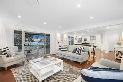 Image de Stunning Waterfront Views\/4br in Idyllic Saratoga