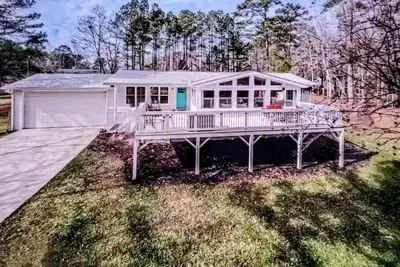 Image de 5 min. to Lake Allatoona/15 min. to Dt W'stock/firepit/Sleeps 7/\nHuge Deck!