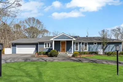 Image de Expanded Ranch on 1. 5 Acres, Open-Concept Floor Plan, Private In-Ground. . .