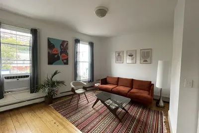 Image de Spacious Central Beautiful Apt: 4 Bedrooms, 5 Beds & 2 free parking.