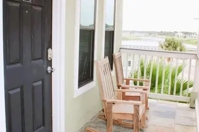 Image de Corner condo with bay window overlooking pool