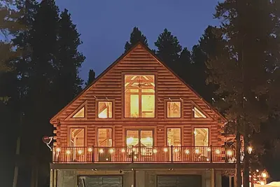 Image de Log Home at 10, 000ft! Spend time in the mountains! Adventures await!