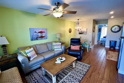 Image de Seashore relaxation on the water condo on a sunny day. . . . . .