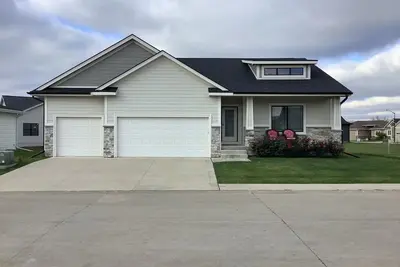Image de Farmhouse style Villa with front porch, 4 bedroom, 3 baths, and 2 living areas