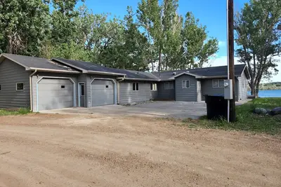 Image de Beautiful 4 bedroom lake house with private dock.
