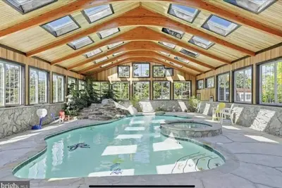 Image de Lodge style home w/ Indoor pool/spa, 2 miles to the beach, onsite canal access