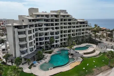 Image de Newly redesigned modern condo overlooking the arch - 1 minute walk to the beach!