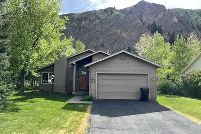 Image de Spacious 3b\/2ba house w\/ fenced yard+mountain view