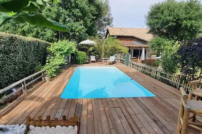 Image de Maison en bois et jardin tropical proche de l'océan