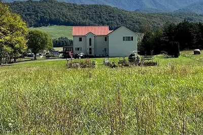 Image de Panoramic Mtn Views near Shenandoah\/Luray Caverns: Fire pit, Hot Tub, Game Room!