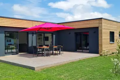 Image de Belle maison neuve en bois, lumineuse avec jardin clos Ă 5 minutes de la plage