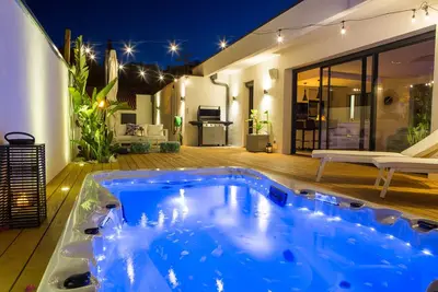 Image de Villa de luxe avec spa de nage, jardin, bbq et parking