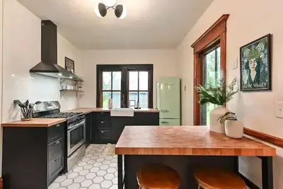 Image de The Elmwood - Updated Historic Home in Village of East Troy