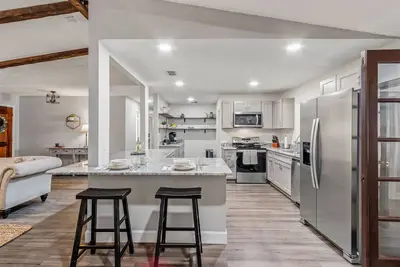 Image de Fully renovated Boho cottage with 3 bedrooms & king bed just outside of Mt Dora