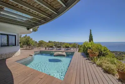 Image de Villa pour 8 personnes avec piscine chauffée, spa et vue mer panoramique à Carqueiranne
