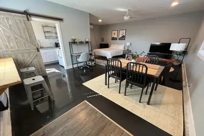 Image de Pet Friendly Private Studio w/ Fireplace & Parking