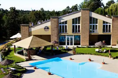Image de bellisssimi appartements donnant sur la piscine, spa, équitation, tennis