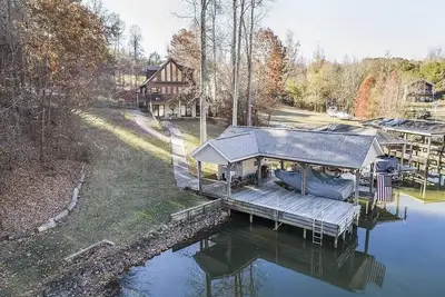 Image de Beautiful Lake Home - Great view, on the water