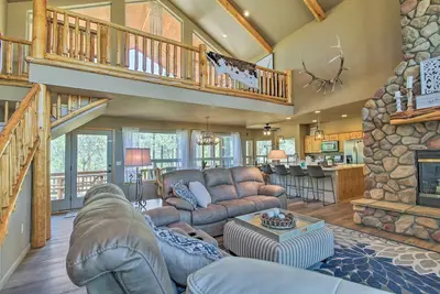 Image de Deck, Grill & Fire Pit: Spacious Show Low Hideaway