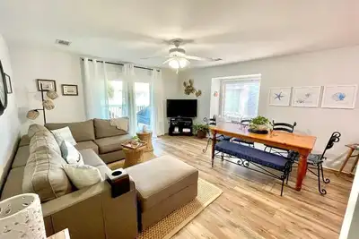 Image de Guest fave! Cute, comfy, beachside neighborhood, 2 pools! Great for children!