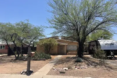 Image de Close to U of A, shopping, restaurants on the Mountain Ave Bike path