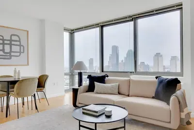 Image de Trendy Lic 2br w/ W/D, Elevator & Doorman, near East River, by Blueground