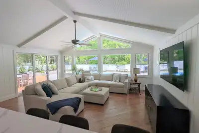 Image de Southampton Shores Getaway - Heated Pool, 4 Minute Walk to a Beach and Tennis