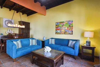 Mission Gate 4c Luxury condo with pool less than 2 mins walk from West Bay Beach