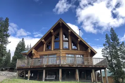 Image de Cozy Custom Log Cabin Nestled within Mile High Estates