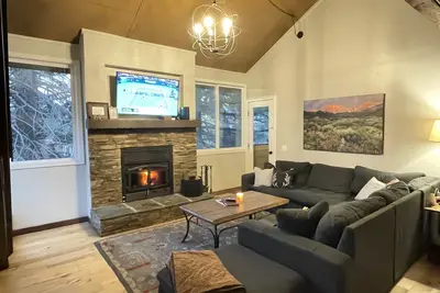 Image de 5min Walk to Village - clean, bright corner unit, kid-friendly 2Bd+Loft