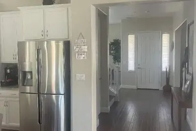 Image de One Bedroom with Bathroom located within a 4000 Square foot home.