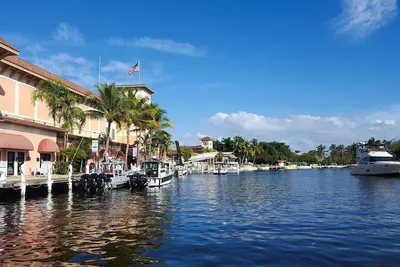 Image de Modern convenience in hip Dania
