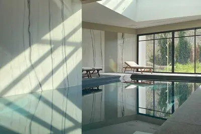 Image de Villa d'architecte au coeur de Fontainebleau. Piscine couverte et chauffée