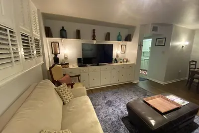 Image de 3 Bed 2 Bath Sur St Charles avec 2 places de parking en face de la rue de voitures Arrêter
