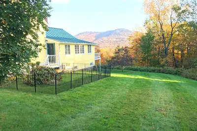 Image de 6 Minute Walk to Mountain Top Inn 4 Br, Sleeps 9-10, Pet Friendly, Views & Grill