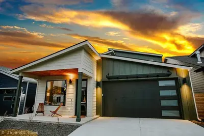 Image de Tranquil Lake Living at Bright, New Japandi Home