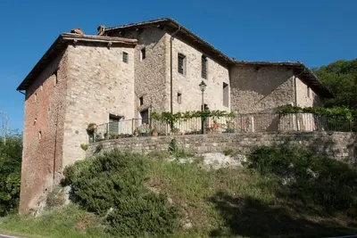 Image de Medieval tower house surrounded by the vineyards
