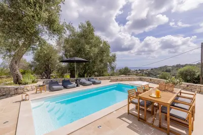 Image de Entire Filitsa's Stonehouse in Paxos with pool