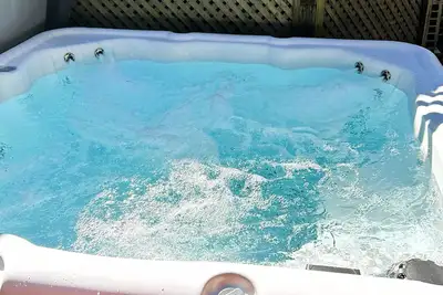 Image de Private beach, hot tub, and dog friendly – The Keeper!