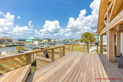 Image de Canal Chalet - Amazing Custom 5br Home on Canal with Dock & More!
