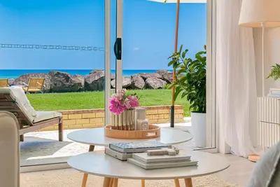 Image de Pacific Breeze 2 - Beachfront Bliss at Palm Beach - Linen Provided - Min. 3 Night Stays!