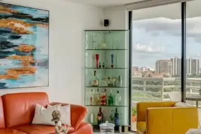 Image de Beautiful, modern, fully furnished apartment walking distance Mall and beaches.