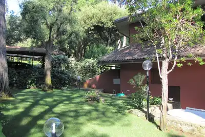 Image de Villa de Cuatro Familias con Jardín en el Corazón del Bosque de Pinos